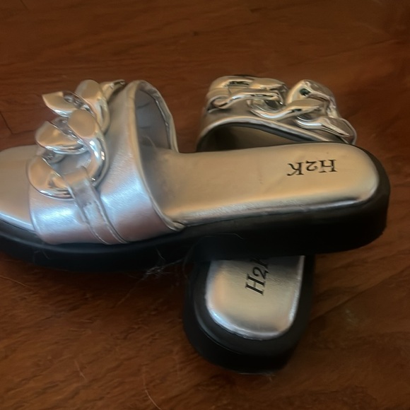 Size 8 silver slides, new, never worn, maximalist vibes! - Picture 3 of 5